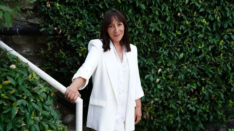 yali-capkini-canlara-tak-dedirtecek-basrol-ayriligi-diziyi-finalle-burun-buruna-getirecek-1714384047892.jpg Yalı Çapkını canlara tak dedirtecek başrol ayrılığı! Diziyi finalle yüz yüze getirecek-8