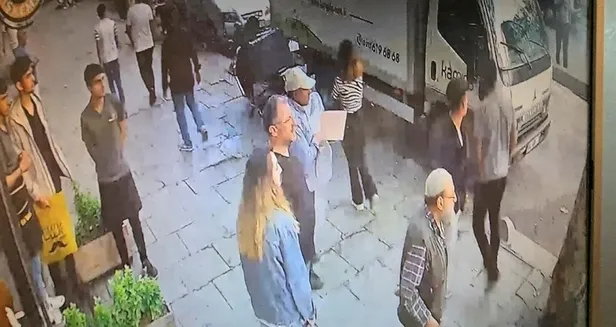 dehsete-dusuren-anlar-sultangazide-surucuyu-aractan-indirip-dovduler-1655023866021.jpeg Dehşete düşüren anlar! Sultangazi'de sürücüyü araçtan indirip dövdüler-4