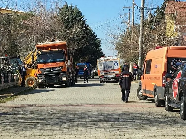Silivri'de 2 kişi define ararken göçük altında kaldı-1
