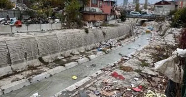 CHP'li belediyeler İstanbulluyu çöpe boğdu! Ataşehir'de tepki çeken görüntüler: Çöp, çamur, çukur eşittir CHP