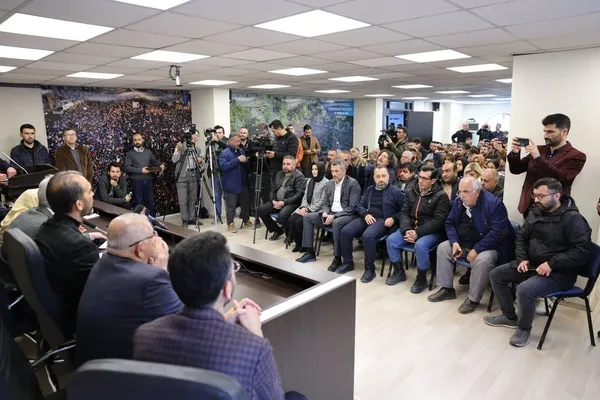 aksenerin-ipi-dagiliyor-2-iyi-partili-uye-ak-partiye-katildi-1680970069882.jpeg Akşener’in İP’i dağılıyor: İYİ Partili iki üye AK Parti'ye katıldı!-4
