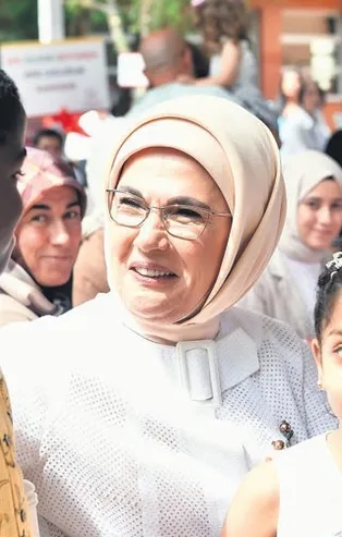 Emine Erdoğan himayesinde Gönül Elçileri Projesiyle 10 binden fazla çocuk sıcak yuvasına kavuştu