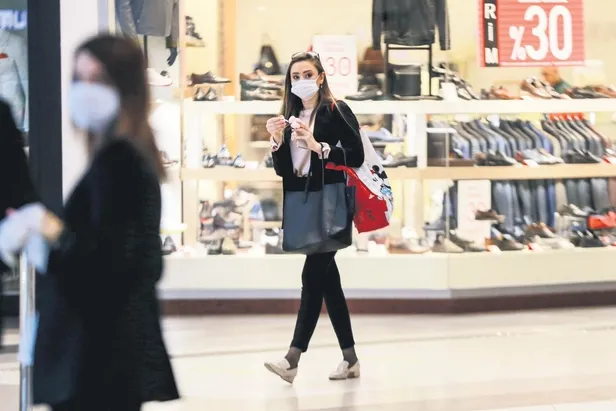 Karantinadan çıkan onbinler AVM'lere akın etti-10