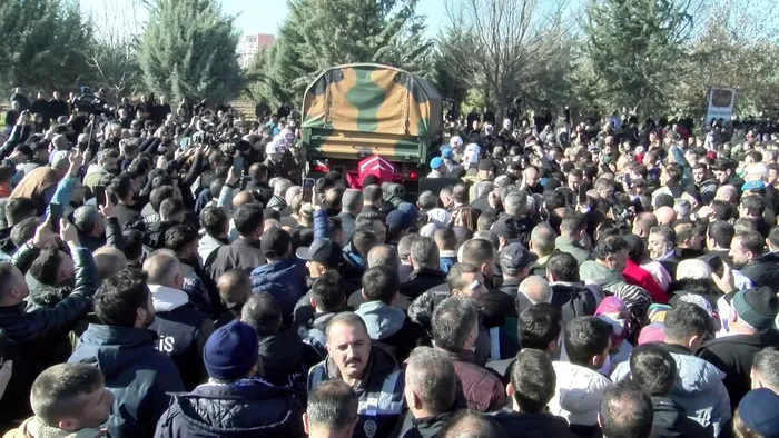 sehit-emre-taskin-malatyada-son-yolculuguna-ugurladi-1703591365287.jpg