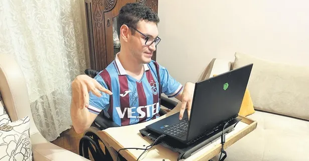 Tutkusuyla engelleri aştı; 3 yılda tek parmakla kitap yazdı