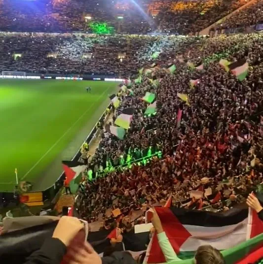 1698263322948.jpeg Celtic kulübü izin vermedi taraftar yasak dinlemedi! Atletico Madrid maçında Filistin bayraklı koreografi-4