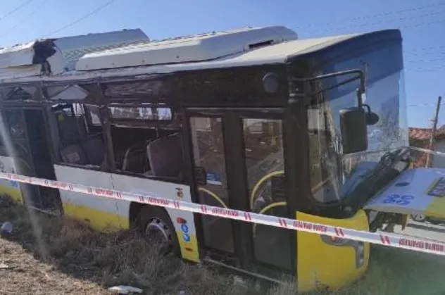 Konya'da facianın eşiğinden dönüldü! Belediye otobüsü elektrik direğine çarptı: 17 yaralı