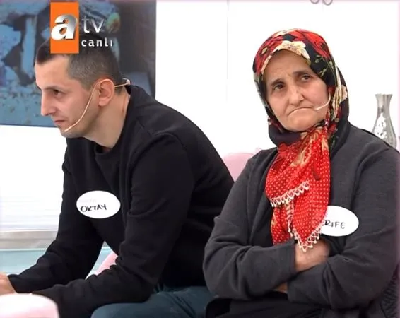 28-yasindaki-pamuk-kacak-birini-sevdim-deyip-evi-terk-etti-esi-careyi-esra-erolda-aradi-canli-yayinda-buyuk-yu-1672331523497.jpg 28 yaşındaki Pamuk Kaçak “Birini sevdim” deyip evi terk etti! Eşi çareyi Esra Erol’da aradı! Canlı yayında büyük yüzleşme...-3