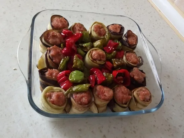 misafirleriniz-bu-yemege-bayilacak-gelinim-mutfakta-tavuklu-patlican-dolama-tarifi-malzemeleri-nelerdir-nasil-yapilir-1632393694396.jpg Misafirleriniz bu yemeğe bayılacak! Gelinim Mutfakta Tavuklu Patlıcan Dolama tarifi! Malzemeleri nelerdir, nasıl yapılır?-2