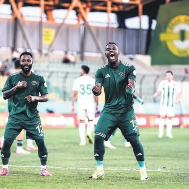 Erok gol olup yağdı