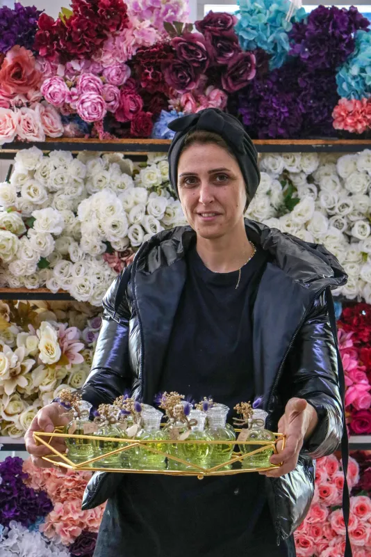 koronavirus-nedeniyle-nikah-sekerinin-yerini-kolonya-aldi-tanesi-8-tl-haftada-150-sise-hazirliyorlar-1617094537163.jpg Koronavirüs nedeniyle nikah şekerinin yerini kolonya aldı! Tanesi 8 TL! Haftada 150 şişe hazırlıyorlar-11