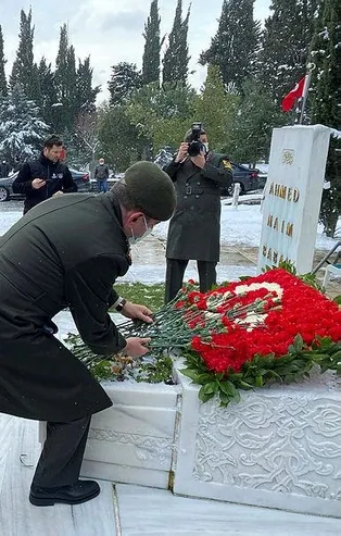 İstiklal Marşı'nın kabulünün 101'inci yıl dönümünde Mehmet Akif Ersoy kabri başında anıldı