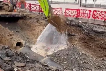 İstanbul'da İSKİ'ye ait su borusu yine patladı! Kepçeyle kapatarak önlenmeye çalışıldı..