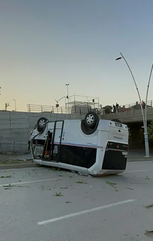 Adana'da kontrolden çıkan dolmuş 5 metreden alt geçide düştü! 1 ağır yaralı