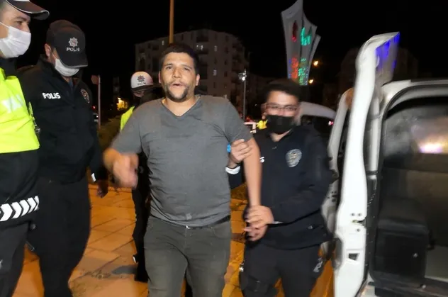 SON DAKİKA: Kısıtlamayı ihlal eden alkollü sürücü polise hakaret edip basına saldırdı
