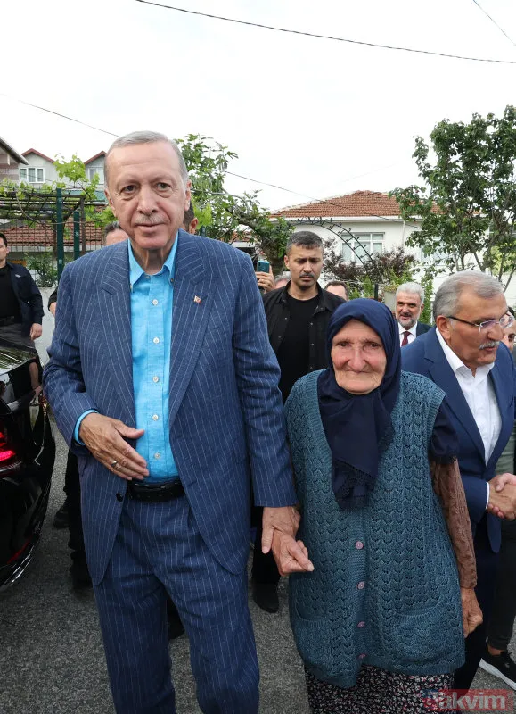 Vefalı lider! Başkan Erdoğan 85 yaşındaki eski komşusu Binnaz Baloğlu'nu ziyaret edip hayır duasını aldı - 25