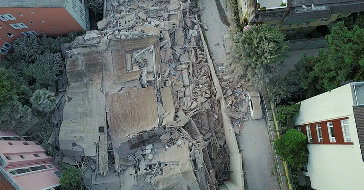 istanbul sariyer bahcekoy de onceden bosaltilan 11 katli bina coktu park halindeki 3 otomobil hasar gordu takvim