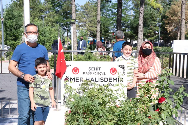 15 Temmuz kahramanı Şehit Ömer Halisdemir'in kabrine ziyaretçi akını