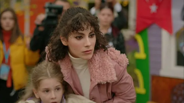 elif-resti-cekti-bir-kucuk-gun-isigi-13-bolum-fragmani-yayinlandi-hic-kimseye-vermiyorum-onu-1669148086819.jpg Elif resti çekti! Bir Küçük Gün Işığı 13. bölüm fragmanı yayınlandı: “Hiç kimseye vermiyorum onu”-3