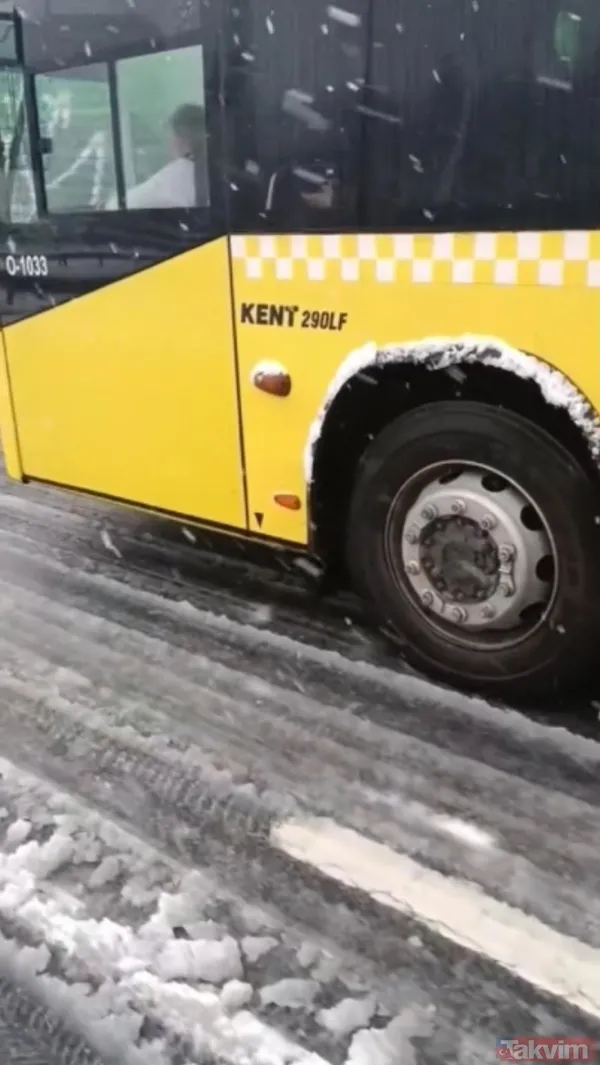 Başka Bir İett Otobüsü De Kayarak Yan Döndü.