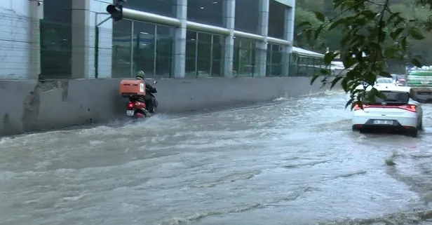 İstanbul'da sağanak sonrası rögarlar tıkandı caddeleri su bastı: Araçlar yolda kaldı! "İSKİ'yi aradık gelen giden yok"