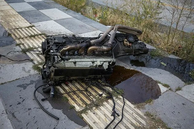Hurdaya dönen otomobilden burnu bile kanamadan çıktı