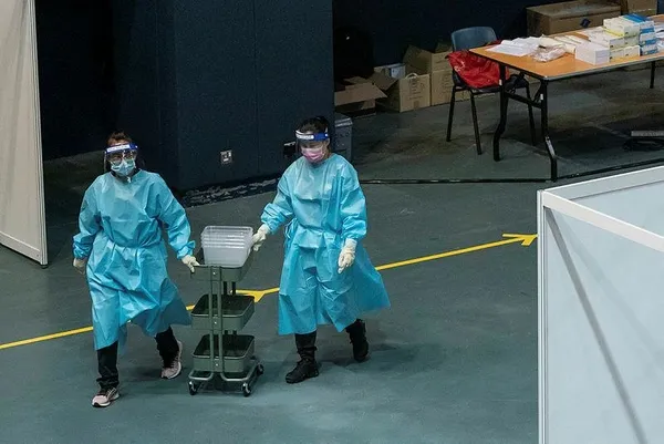 Çin'de yapılan koronavirüs testi halkı ikiye böldü! "DNA bilgilerimizi çalıyorlar"-1