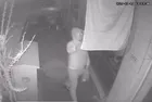 İzmir'de bir lokantanın önünde asılı olan Türk bayrağını koparan şüpheli yakalandı!