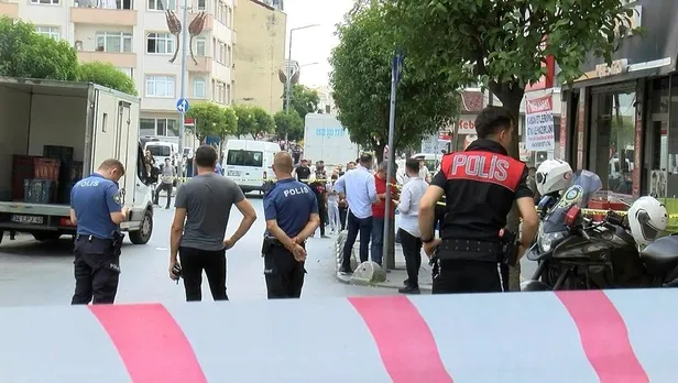 bagcilarda-silahli-saldiri-husumetlisini-sokak-ortasinda-vurdu-1657286969810.jpeg