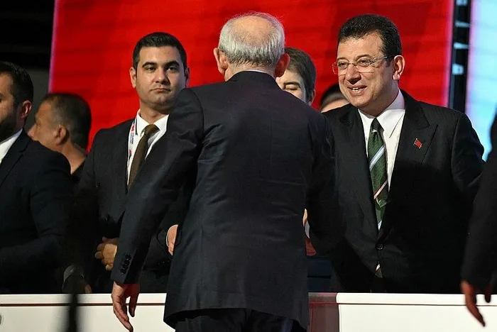 kilicdaroglunu-deviren-ozgur-ozeli-koltuga-getiren-50-milyon-dolar-chp-kara-paraya-dustu-laleliden-ankaraya-im-1699431690458.jpeg Kılıçdaroğlu'nu deviren Özgür Özel'i koltuğa getiren 50 milyon dolar! CHP kara paraya düştü: Laleli'den Ankara'ya İmamoğlu'nun delege avı-10