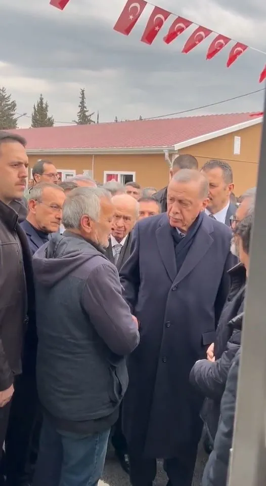 yaziklar-olsun-depremzede-vatandas-chp-zulmunu-anlatti-1679594377087.jpg Yazıklar olsun! Depremzede vatandaş CHP zulmünü Başkan Erdoğan'a anlattı: Çadır için CHP ya da HDP'ye üye olma şartı koştular-2