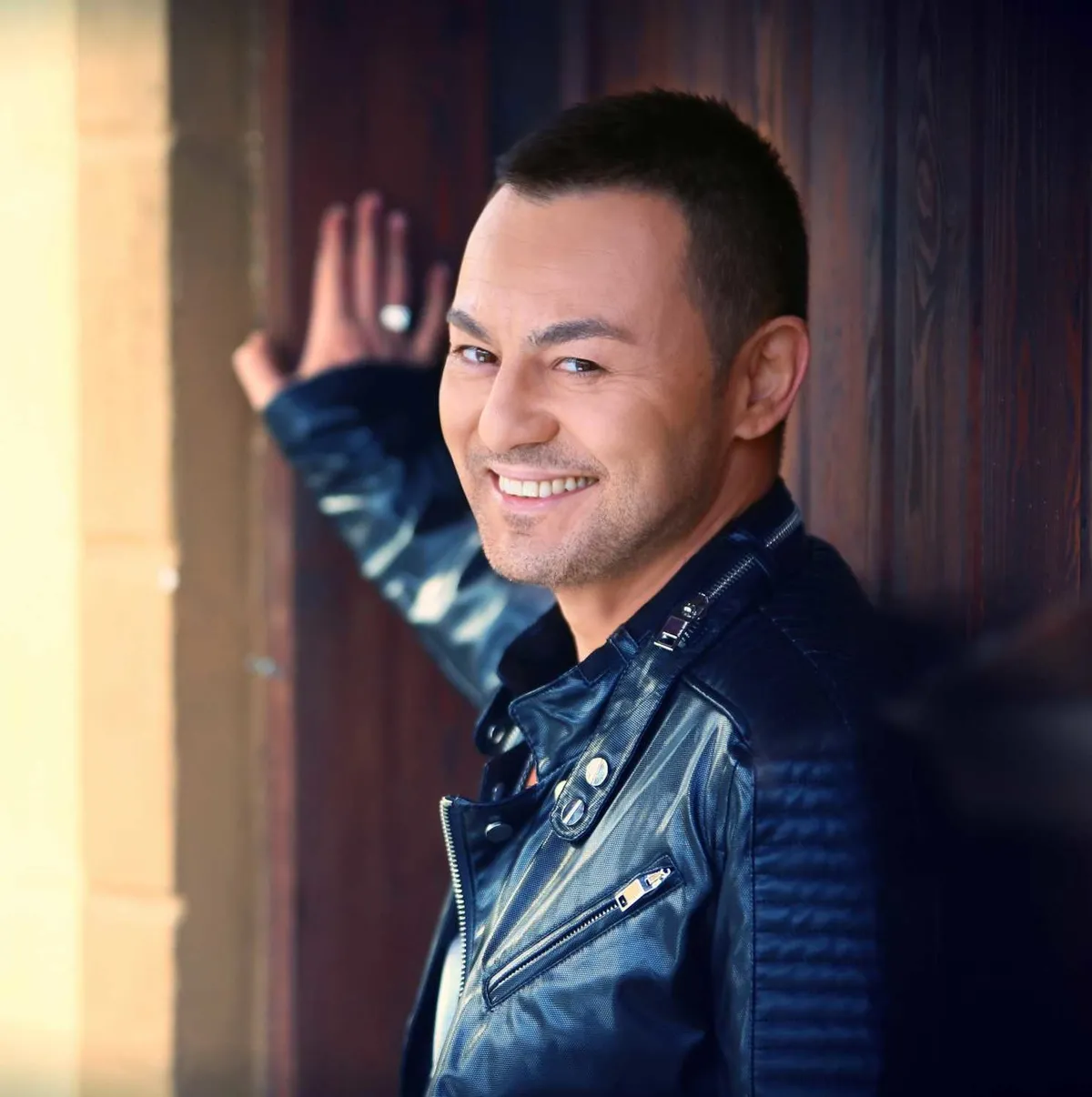 serdar-ortac-klip-cekiminde-zor-anlar-yasadi-30-gun-tedavi-1784613837340.jpeg MS hastalığıyla mücadele eden Serdar Ortaç klip çekiminde zorlandı: “30 gün hastanede tedavi gördüm”-5