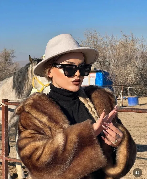 aymira-kocakli-kimdir-kac-yasinda-nereli-aymira-kocakli-ne-is-yapiyor-serveti-ne-kadar-instagram-hesabi-1699443453631.jpg Aymira Koçaklı (aymirakk) ne iş yapıyor, serveti ne kadar? Aymira Koçaklı kimdir, kaç yaşında, nereli? Instagram hesabı...-5