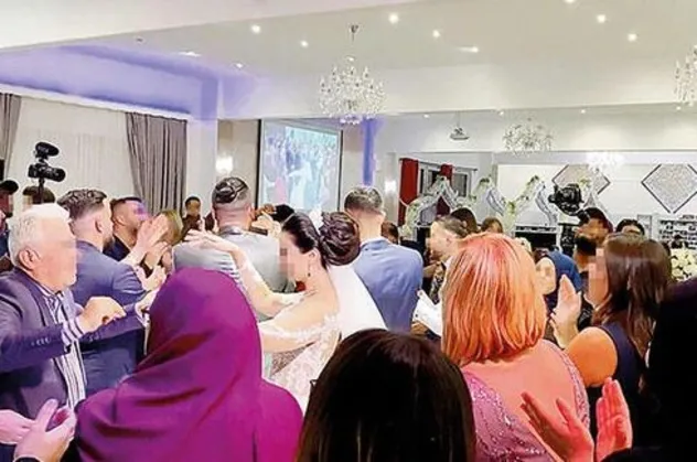 Almanya'da davullu, zurnalı, halaylı düğün! Gelin-damat dahil 70 kişi pozitif