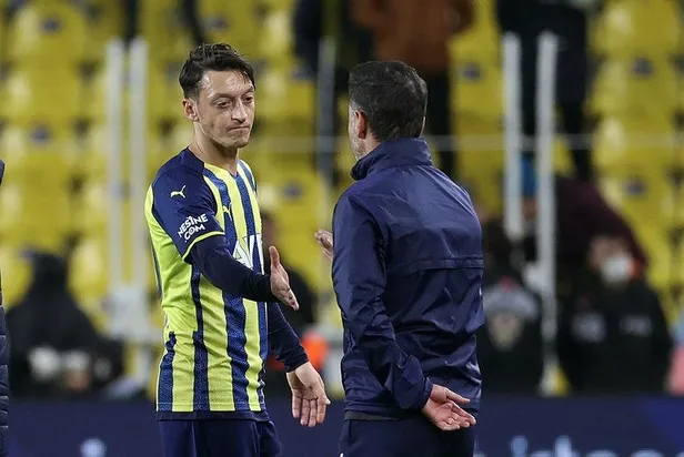 fenerbahcede-mesut-ozil-krizi-buyuyor-derbi-kadrosuna-alinmadi-1637182548943.jpeg Fenerbahçe'de Mesut Özil krizi büyüyor! Derbi kadrosuna alınmadı-5
