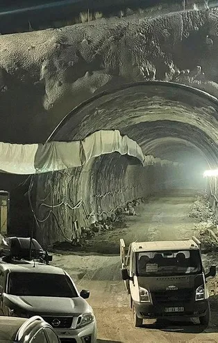 Van-Hakkari kara yolunda inşaat çalışmaları süren tünelde göçük meydana geldi!