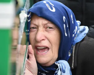 Boşandığı eşi tarafından satırla öldürülen kadın toprağa verildi: Annesinin feryadı yürek dağladı