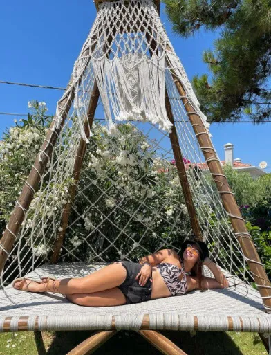 Survivor Ayşe Yüksel açılıp saçılmaya devam ediyor sınırları her geçen gün aşıyor! Mini şortu giydi kalça dekoltesini verdi-6