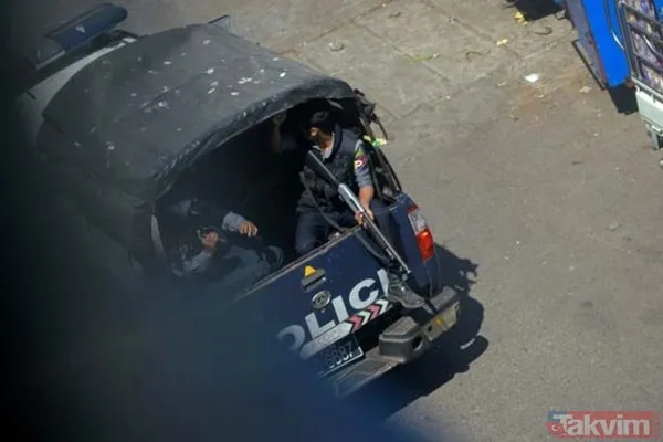 SON DAKİKA: Tarihe geçecek fotoğraf! Rahibe polislerin önüne kapanıp yalvardı - 3