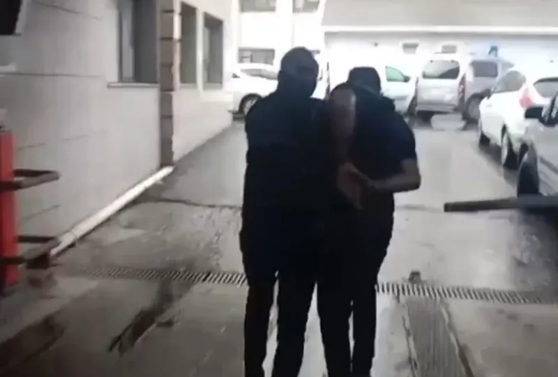 teror-orgutu-pkknin-sozde-kolntroisdorf-sorumlusu-mursel-durmaz-istanbulda-yakalandi-1713612608021.jpg Terör örgütü PKK'nın sözde Köln/Troisdorf sorumlusu Mürsel Durmaz İstanbul'da yakalandı!-3