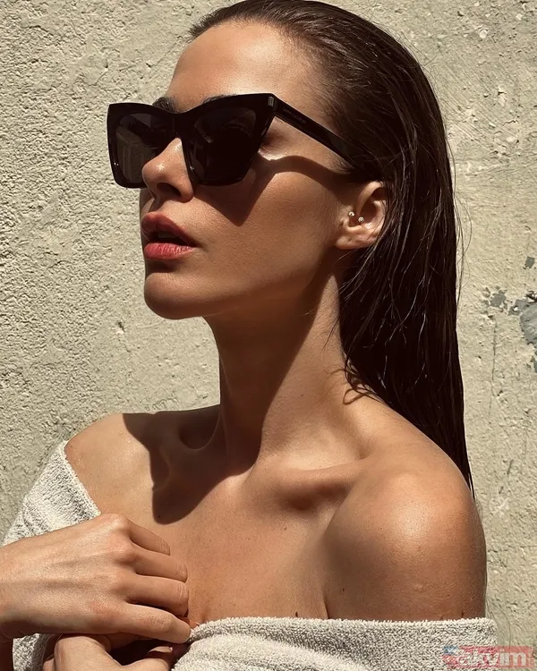 Bensu Soral bornozunu indirip dekolte verdi! Islak saçlarıyla objektif karşısına geçip ortalığı salladı! İkizi Bedirhan kayıtsız kalmadı - 8