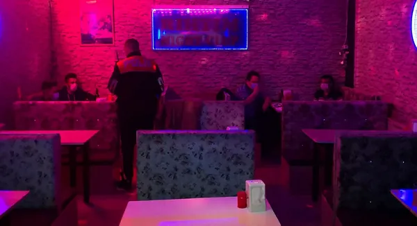 Son dakika: Konya'da kısıtlama saatlerinde açık olan eğlence mekanına baskın!-1