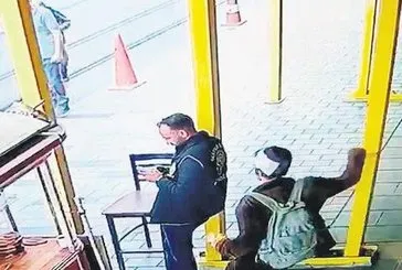 İstiklal Caddesi'nde polise bıçaklı saldırı!