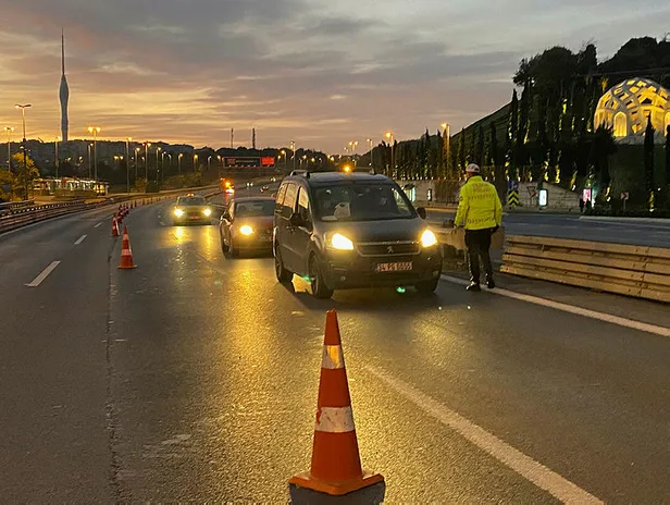 son-dakika-sokak-kisitlamasi-sona-erdi-iste-yeni-kisitlama-saatleri-1606634497954.jpg