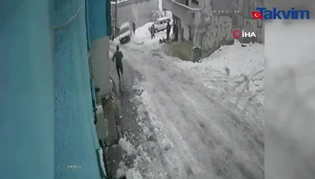 Yolda kayan aracı tutarak durdurmaya çalışan vatandaş görenleri şaşırttı