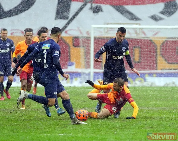 Çok Soğuk Havada Ve Ağır Zeminde Oyuncular Ayakta Kalma Mücadelesi Verirken Pas Oyununda Zemine Saplanan Top Yüzünden Ciddi Hatalar Yaptı. Terim'in Ağır Zemini...