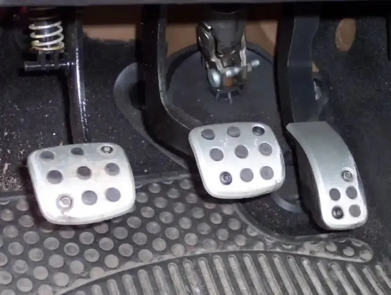 otomatik-araba-sahipleri-bu-ozelligi-bilmiyor-gaz-pedalinin-altindaki-bu-tusa-basarsaniz-1714920157519.jpeg Gaz pedalının altındaki bu tuşa basarsanız... Otomatik araba sahipleri bu özelliği bilmiyor!-5