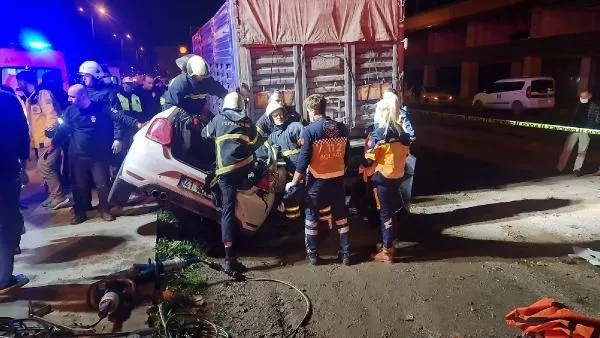 İzmit'te korkunç son! Otomobil kamyonun altına girdi: 3 kişi hayatını kaybetti-2