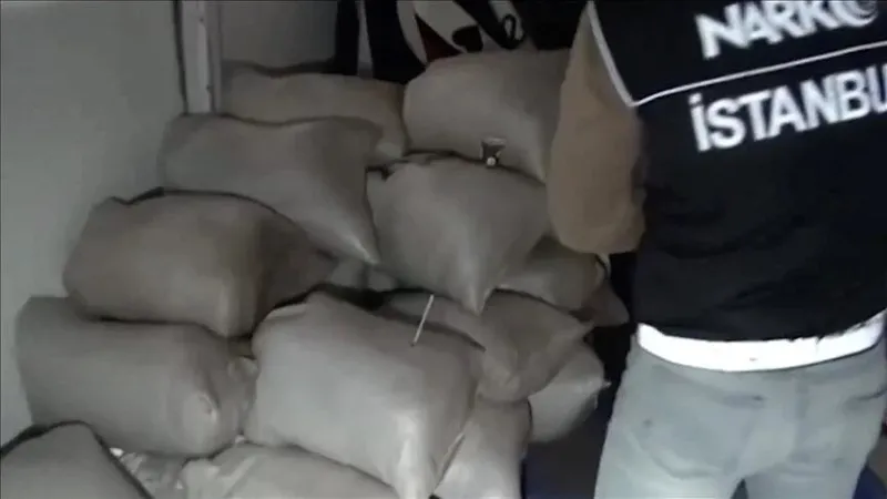 zehir-tacirlerine-gecit-yok-icisleri-bakani-ali-yerlikaya-duyurdu-cok-sayida-kisi-yakalandi-1714195274676.jpeg Zehir tacirlerine geçit yok! İçişleri Bakanı Ali Yerlikaya duyurdu: Çok sayıda kişi yakalandı-3