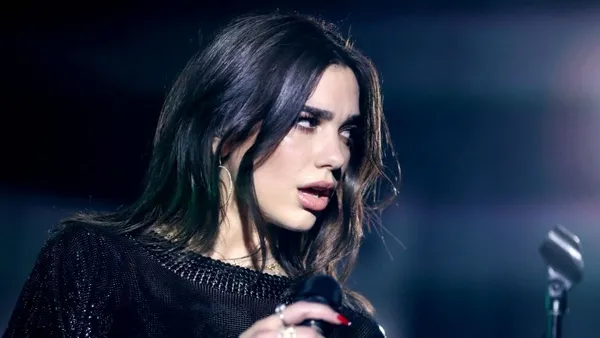 Dua Lipa halay çekti sosyal medya sallandı! Dua Lipa kimdir?-3